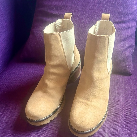Like new tan Chelsea boots! Size 7.5. - Picture 1 of 8